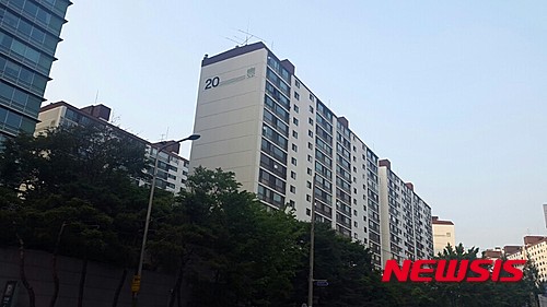 【서울=뉴시스】이승주 기자 = 서울 서초구 서초동에 위치한 삼풍아파트. 3년 뒤면 30년이 돼 재건축 대상이 된다.