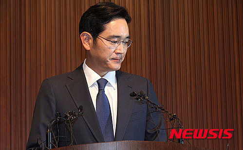 【서울=뉴시스】임태훈 기자 = 이재용 삼성전자 부회장이 23일 오전 서울 서초구 삼성전자 다목적홀에서 메르스(MERS·중동호흡기증후군) 사태와 관련 대국민사과 기자회견을 하고 있다. 2015.06.23.&nbsp; photo@newsis.com 