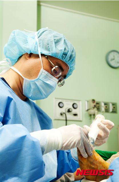 【서울=뉴시스】유희연 기자 = 광명새움병원 족부 전문의 김응수 원장. lovely_jh@newsis.com