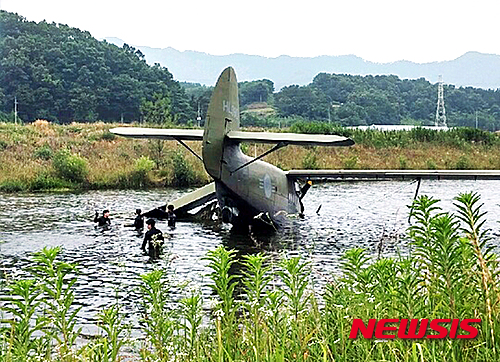 [옥천=뉴시스]25일 오후 1시15분께 충북 옥천군 군서면 상중리 하천에 공군사관학교 훈련용 경비행기 1대가 추락해 있다.2015.06.25&nbsp; photo@newsis.com