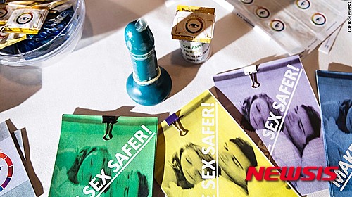 【서울=뉴시스】영국 10대들이 성병을 감지하면 색깔이 변하는 콘돔의 개념설계로 제시한 콘돔 사진. 영국 10대들이 '색깔'로 성병 감염 여부를 알려주는 콘돔을 발명했다고 CNN이 24일(현지시간) 보도했다. 영국 런던 동부에 있는 아이작 뉴턴 아카데미에 다니는 아즈 나와즈(13), 다아냘 알리(14), 무, 시라그 슈아흐(14)가 성병 박테리아를 감지하면 색깔이 변하는 콘돔 ‘에스 티 아이(S.T.EYE)’를 개발해 청소년 과학 경시대회 ‘틴테크’에서 보건혁신 부문 1등을 차지했다. (사진출처: CNN 인터넷판) 2015.06.25