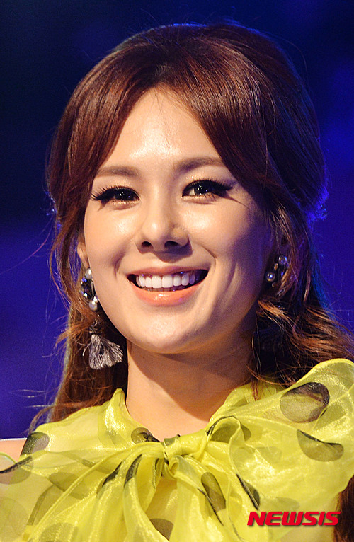 【서울=뉴시스】임태훈 기자 = 가수 채연이 25일 오전 서울 마포구 서교동 롤링홀에서 열린 신곡 '안봐도 비디오' 기자간담회에서 취재진의 질문에 미소를 보이고 있다. 5년만에 컴백한 가수 채연의 이번 디지털 싱글 '안봐도 비디오'는 남자들의 눈에 보이는 뻔한 거짓말과 행동을 묘사한 곡으로 석원용 프로듀서의 기타연주와 래퍼 허인창의 피쳐링이 더해졌다. 2015.06.26. taehoonlim@newsis.com