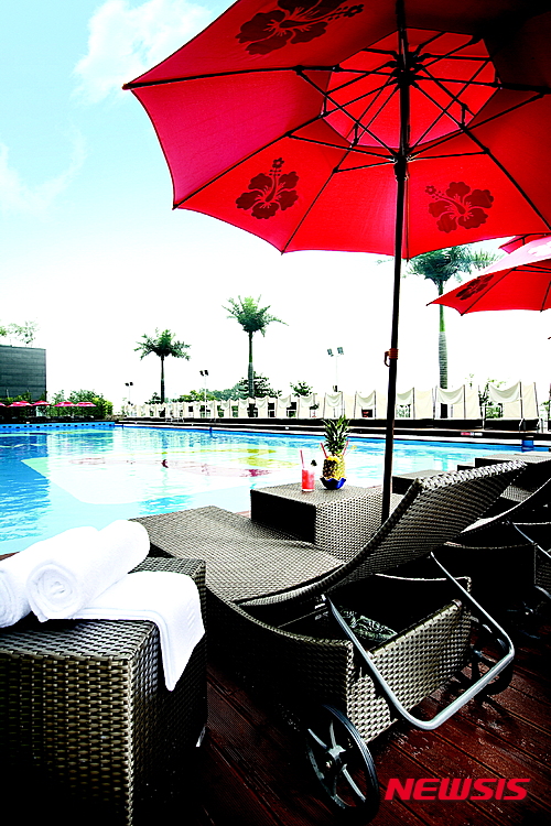 【서울=뉴시스】쉐라톤 그랜드 워커힐 야외수영장 ‘리버파크’. (사진=쉐라톤 그랜드 워커힐)