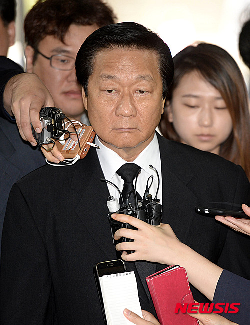 【서울=뉴시스】고범준 기자 = 해군 해상작전 헬기 도입과 관련 방산업체로부터 금품을 받고 로비를 벌인 혐의를 받고 있는 김양 전 국가보훈처장이 26일 오전 영장실질심사를 받기 위해 서울 서초구 서울중앙지방법원에 출석하며 취재진의 질문을 듣고 있다. 2015.06.26.&nbsp; bjko@newsis.com