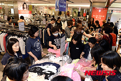 【서울=뉴시스】홍찬선 기자 = 롯데백화점이 여름정기 세일에 들어간 26일 오전 서울 중구 본점에서 이용객들이 분주하게 쇼핑을 하고 있다. 2015.06.26.&nbsp; mania@newsis.com