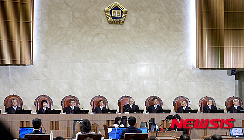 【서울=뉴시스】고범준 기자 = 양승태 대법원장을 비롯한 대법관들이 26일 오후 서울 서초구 대법원 대법정에서 열린 혼외자 남편의 이혼 청구 소송의 공개변론을 진행하고 있다. 2015.06.26.&nbsp; bjko@newsis.com
