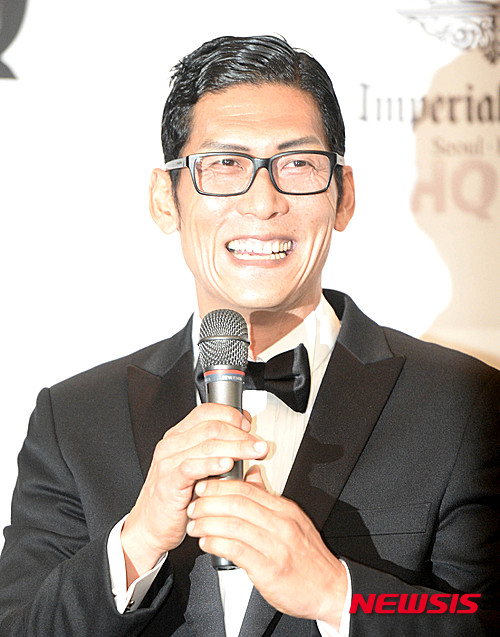 【서울=뉴시스】고범준 기자 = 그룹 god 맏형 박준형이 26일 오후 서울 강남구 임피리얼팰리스서울호텔에서 열린 결혼기자회견에 참석해 취재진 질문에 답하고 있다. 2015.06.26.&nbsp; bjko@newsis.com