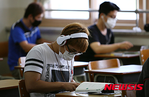 【청주=뉴시스】인진연 기자 = 3회 지방공무원 임용 필기시험이 27일 충북 청주시 금천중학교 등 12개교에서 열린 가운데 1시험장인 금천중학교 시험장에 입실한 수험생들이 마스크를 하고 있다. 2015.06.27&nbsp;&nbsp; inphoto@newsis.com