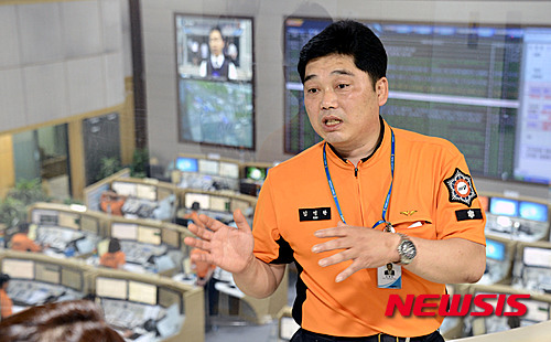 【서울=뉴시스】홍찬선 기자 = 삼풍백화점 붕괴 사고 20년을 앞둔 27일 오후 서울 중구 예장동 서울소방재난본부에서 당시 구조활동에 나섰던 김명완 종합방재센터 주임이 뉴시스와 인터뷰를 하고 있다. 2015.06.27.&nbsp; mania@newsis.com 