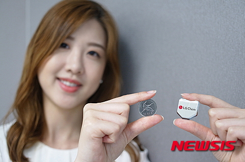 【서울=뉴시스】김민기 기자 = LG화학이 배터리 혁신을 통해 미래 IT 시장 선도를 본격화한다.&nbsp; LG화학은 28일 세계 최초로 헥사곤(Hexagon) 배터리를 개발, 본격 양산할 예정이라고 밝혔다.&nbsp; 헥사곤 배터리는 육각 형태의 스마트워치용 배터리다. 기존 직사각형, 정사각형 모양의 제품에 비해 디자인 자유도가 높아 용량이 25% 증가했다. 기존 배터리 대비 사용 가능 시간이 최대 4시간 이상 늘어났다.&nbsp; 