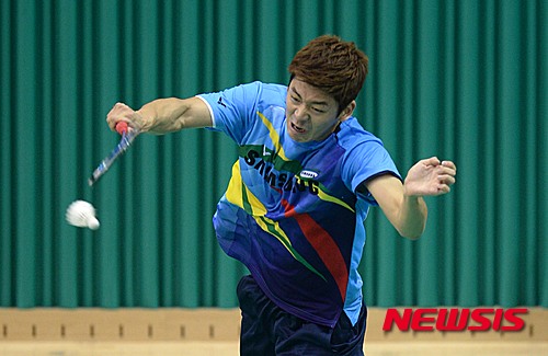 【제주=뉴시스】한국 배드민턴의 '간판' 이용대(27·삼성전기)가 한국의 선봉에서 2015광주하계유니버시아드를 준비 중이다. 사진은 지난해 10월29일 제주시 오라1동 제주복합체육관에서 열린 '제95회 전국체육대회' 배드민턴 남자일반부 복식 이용대-한상훈(부산광역시)과 박영남-장성호(충청북도)의 준결승전 경기에서 이용대가 수비를 하는 모습. (자료=뉴시스DB). 2015.06.28.