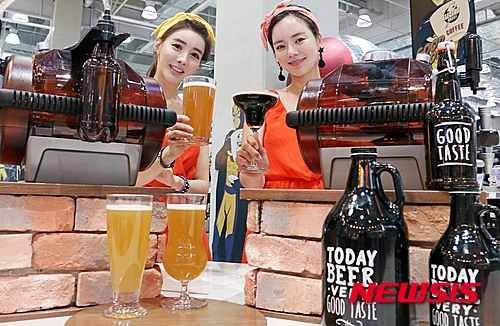 【서울=뉴시스】박주성 기자 = 킨텍스 이마트타운내 일렉트로마트에서 누구나 손쉽게 맥주를 제조할 수 있는 가정용 수제맥주 제조기 2종을 선보인다.&nbsp; 가격은 ‘버어머신’이 159,000원, 비어머신에 온도계와 병맥주용 키트가 추가된 ‘브루마스터’는 199,000원, 맥주 재료인 ‘비어믹스’는 24,900원 이다.&nbsp; 비어머신에 비어믹스 1봉과 물 10L를 넣고 10일을 발효, 숙성시키면 누구나 손쉽게 가정에서 맥주를 만들 수 있으며, 비어믹스 종류에 따라 라거부터 에일까지 5종의 다양한 맥주를 즐길 수 있다. 2015.06.28. (사진=이마트 제공)&nbsp; park7691@newsis.com 