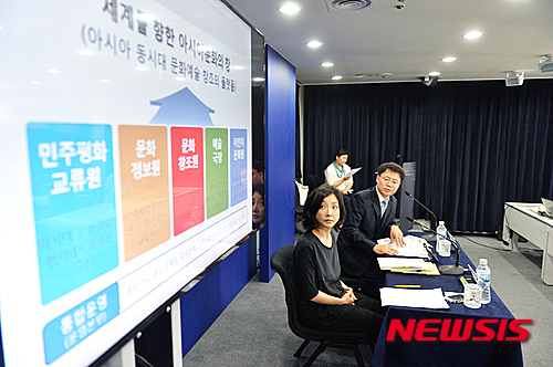 【서울=뉴시스】 장남수 인턴기자 = 29일 오전 이해돈 전당기획 관장이 서울 중구 프레스센터에서 국립아시아문화전당 예술극장 개관을 앞두고 프리젠테이션을 하고 있다. 2015.06.29.&nbsp; nsjang@newsis.com