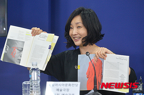【서울=뉴시스】 장남수 인턴기자 = 29일 오전 김성희 예술감독이 서울 중구 프레스센터에서 국립아시아문화전당 예술극장 개관을 앞두고 기자간담회를 하고 있다. 2015.06.29.&nbsp; nsjang@newsis.com