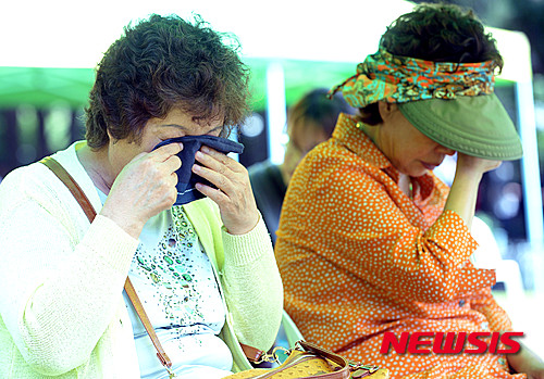 [서울=뉴시스]삼풍백화점 붕괴 20주기인 2015년 6월29일 오전 서울 서초구 매헌로 양재시민의숲에 마련된 삼풍백화점 참사 위령탑 앞에서 열린 추도식에 참석한 유가족이 눈물을 흘리고 있다. 삼풍백화점은 지난 1996년 6월 29일, 지상 5층부터 지하 4층까지 불과 20초 만에 무너지며 502명이 숨지고 937명이 부상해 건국 이래 최악의 참사로 기록됐다. (자료=뉴시스DB). 