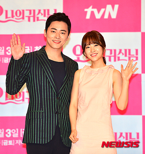 【서울=뉴시스】김선웅 인턴기자 = 29일 오후 서울 영등포구 타임스퀘어 아모리스홀에서 열린 tvN의 새 금토 드라마 '오 나의 귀신님'의 제작 발표회에서 배우 조정석과 박보영이 취재진을 향해 손을 흔들고 있다.&nbsp;&nbsp; 7월 3일 첫 방영되는 '오 나의 귀신님'은 소심한 주방보조 '나봉선'에게 빙의한 귀신 '신순애'가 자뻑 스타 쉐프 '강선우'와 펼치는 로맨틱 코미디 드라마다. 2015.06.29.&nbsp; lassoft2@newsis.com