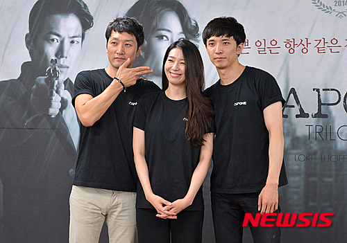 【서울=뉴시스】이영환 인턴기자 = 29일 오후 서울 종로구 혜화동에서 열린 연극 <카포네 트릴로지> 연습 공개현장에서 에피소드 '로키'를 선보인 배우 이석준(왼쪽부터), 김지현, 윤나무가 기념촬영 하고 있다. 2015.06.29.&nbsp; 20hwan@newsis.com