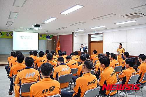 【원주=뉴시스】박혜미 기자 = 29일 강원 원주소방서 대회의실에서 이강현 원주 세브란스 기독병원 응급의학과 교수가 초빙돼 소속구급대원들을 대상으로 메르스(MERS·중동호흡기증후군) 특별교육, 감염방지위원회가 열리고 있다. 2015.06.29. (사진=원주소방서 제공)&nbsp; photo@newsis.com