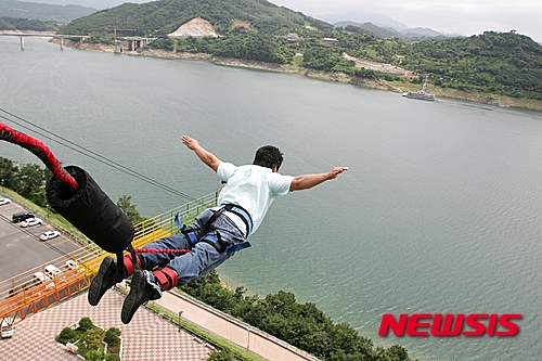 제천 청풍랜드에서 번지점프 즐기는 관광객.