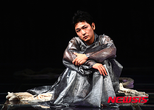 【서울=뉴시스】김선웅 인턴기자 = 30일 오후 서울 중구 명동예술극장에서 열린 연극 '문제적 인간 연산' 프레스콜에서 출연 배우들이 열연을 하고 있다. 2015.06.30. lassoft2@newsis.com