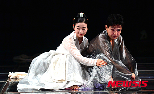 【서울=뉴시스】김선웅 인턴기자 = 30일 오후 서울 중구 명동예술극장에서 열린 연극 '문제적 인간 연산' 프레스콜에서 출연 배우들이 열연을 하고 있다. 2015.06.30. lassoft2@newsis.com