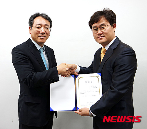 【양산=뉴시스】안지율 기자 = 1일 경남 양산출신이자 국회 보좌관 출신인 동아대 정책연구소 김성훈 특별연구원(39)이 부산외국어대학교 다문화연구소 겸임 연구원으로 위촉됐다. 사진은 위촉식에 이어 부산외국어대학교 권오경(왼쪽) 다문화사업단장과 악수하고 있다.2015.07.01. (사진=다문화연구소 제공)&nbsp; photo@newsis.com 