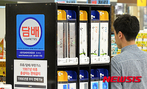 【서울=뉴시스】이종철 기자 = 정부는 올해 1월1일자로 담배 1값당 가격을 2000원 인상했다. 담배값을 인상해 금연을 유도함으로써 국민건강을 증진시키겠다는 취지였다. 담뱃값 인상 6개월인 7월1일 관련업계에 따르면 정부가 담뱃값을 2000원 인상한 지 6개월이 지나면서 가격인상 효과가 감소하고 있다. 예상보다 담배 반출량(공장·창고에서 담배가 반출되는 수량) 감소폭은 크지 않고, 시간이 지날수록 판매량이 다시 늘고 있다. 사진은 7월 1일 서울 시내 한 대형마트에서 소비자가 담배 판매대를 지나치는 모습이다.&nbsp; 2015.07.01&nbsp; jc4321@newsis.com 