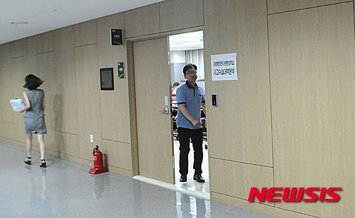 【완주=뉴시스】김성수 기자 = 1일 중국에서 행정자치부 소속 지방행정연수원 교육생들을 태운 버스가 교량 아래로 추락해 10여명의 사상자가 발생한 가운데 전북 완주에 있는 지방행정연수원에 사고대책본부가 마련돼 사고경위와 사상자 파악에 나서고 있다. 2015.07.01. ikss8022@newsis.com