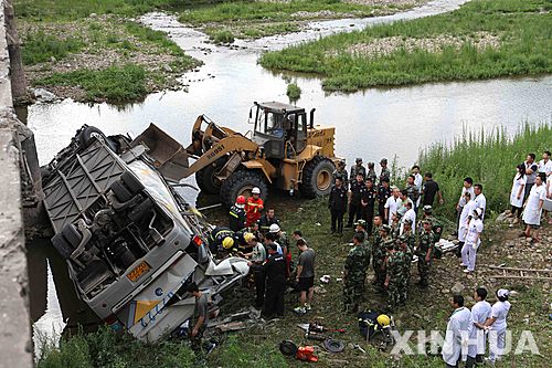 【창춘=신화/뉴시스】중국 연수를 떠난 행정자치부 소속 지방행정연수원 교육생들을 태운 버스가 1일 북동부 지안 지역 교량 아래로 추락해 있다. 이 사고로 한국인 7명과 중국인 2명이 사망했다. 2015.07.01