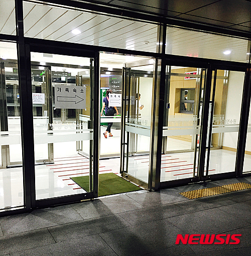 【완주=뉴시스】김성수 기자 = 1일 중국에서 행정자치부 소속 지방행정연수원 교육생들을 태운 버스가 교량 아래로 추락해 10여명의 사상자가 발생한 가운데 전북 완주에 있는 지방행정연수원 생활관에 마련된 숙소에 사고를 당한 교육생 가족들이 들어가고 있다. 2015.07.01. ikss8022@newsis.com