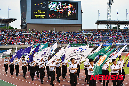 【청주=뉴시스】인진연 기자 = ‘하나 된 청주 행복한 충북’을 슬로건으로 사흘간의 열전에 돌입하는 54회 충북도민체육대회 개막식이 2일 오후 충북 청주 종합경기장에서 열린 가운데 대회기가 입장하고 있다. 2015.07.02. inphoto@newsis.com