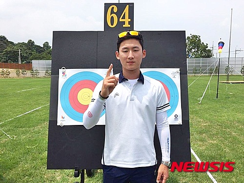  【괴산=뉴시스】강신욱 기자 = 5일 광주국제양국장에서 열린 광주유니버시아드대회 양궁 컴파운드 경기에서 남자 개인전과 단체전, 혼성전에서 결승에 진출한 중원대 김종호가 과녘 앞에서 포즈를 취하고 있다. 2015.07.05. (사진=중원대학교 제공)&nbsp; photo@newsis.com 