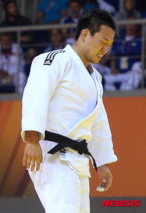 【광주=뉴시스】김진아 기자 = 5일 오후 광주 서구 염주빛고을체육관에서 열린 2015 광주하계유니버시아드 유도 남자 -81kg급 결승전에서 한국의 왕기춘(흰색 도복)이 러시아의 칼무자에프 하산를 상대로 패한 후 아쉬워하고 있다. 2015.07.05. bluesoda@newsis.com 