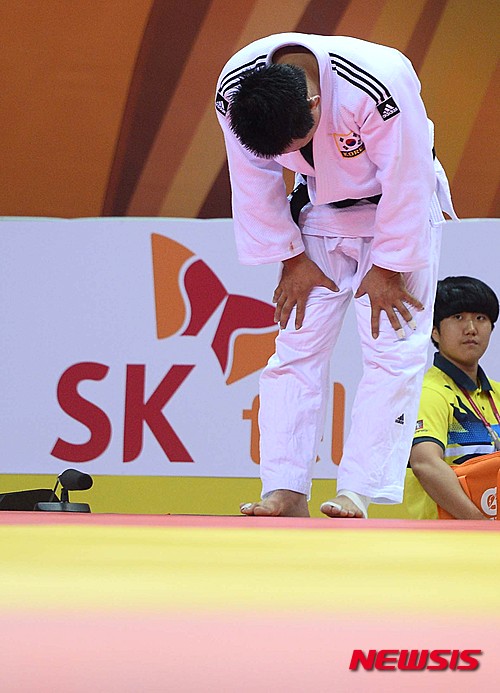 【광주=뉴시스】김진아 기자 = 5일 오후 광주 서구 염주빛고을체육관에서 열린 2015 광주하계유니버시아드 유도 남자 -81kg급 결승전에서 한국의 왕기춘(흰색 도복)이 러시아의 칼무자에프 하산를 상대로 패한 후 아쉬워하고 있다. 2015.07.05.&nbsp; bluesoda@newsis.com 