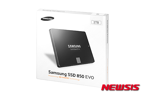 【서울=뉴시스】김민기 기자 = 삼성전자가 그동안 SSD의 약점이었던 저장 공간을 획기적으로 늘린 2테라바이트(TB) SSD(솔리드스테이트드라이브)를 출시한다. 삼성전자는 6일 수직구조(3D)인 V낸드(Vertical NAND) 플래시 기반의 소비자용 SSD '850 시리즈'의 2TB 모델을 세계 50개국에 선보인다고 밝혔다.