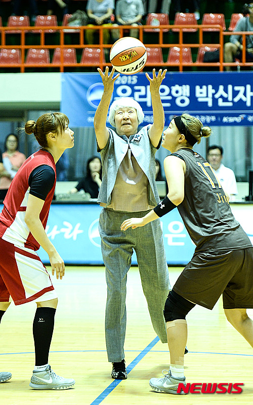 【서울=뉴시스】6일 강원도 속초 실내체육관에서 열린 2015 우리은행 박신자컵 서머리그 예선전 신한은행 vs KB 스타즈 경기에서 박신자 여사가 시투를 하고 있다. 박신자컵 서머리그는 1967년 체코 프라하에서 열린 제5회 세계여자농구선수권대회에서 준우승이라는 역사적인 성적을 내고 세계대회 첫 MVP에 오르며 한국농구의 여왕이라는 별칭을 얻은 박신자를 기념하는 대회이다. 2015.07.06. (사진=WKBL 제공) photo@newsis.com