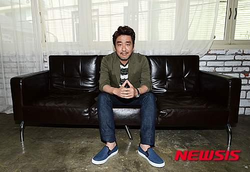 【서울=뉴시스】임태훈 기자 = 영화 '손님'의 배우 류승룡이 6일 오후 서울 종로구 삼청동 한 카페에서 뉴시스와 인터뷰를 하기 앞서 포즈를 취하고 있다. 2015.07.06. taehoonlim@newsis.com 