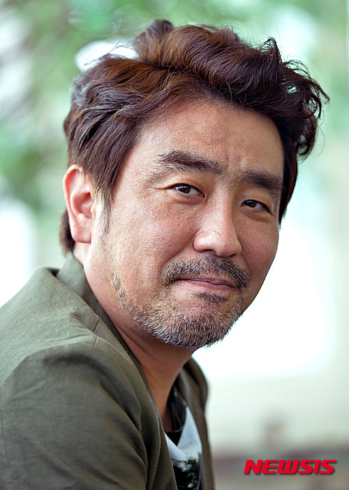 【서울=뉴시스】임태훈 기자 = 영화 '손님'의 배우 류승룡이 6일 오후 서울 종로구 삼청동 한 카페에서 뉴시스와 인터뷰를 하기 앞서 포즈를 취하고 있다. 2015.07.06.&nbsp; taehoonlim@newsis.com 