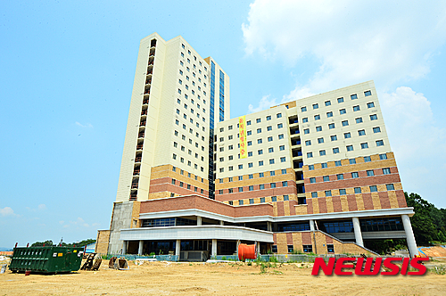 【청주=뉴시스】인진현 기자 = 경남기업의 부도 여파로 BTL(임대형민간투자) 방식으로 추진되던 충북 청주시 한국교원대 기숙사에 7일 유치권을 알리는 현수막이 걸려있다. 2015.07.07&nbsp; inphoto@newsis.com 