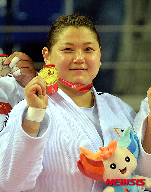 【광주=뉴시스】류형근 기자 = 2015광주하계유니버시아드대회(광주U대회) 개막 5일째인 7일 오후 광주 서구 염주동 염주빛고을체육관에서 열린 광주U대회 유도 여자 무제한급 결승전, 한국의 김지윤이 중국의 강지에를 꺾고 금메달을 목에걸었다. 2015.07.07.   hgryu77@newsis.com 