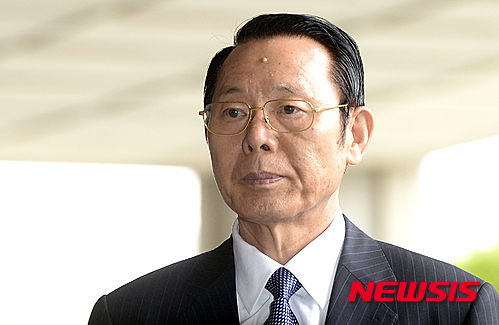 【서울=뉴시스】최진석 기자 = 개인파산 사기와 탈세·횡령 등의 혐의를 받고 있는 박성철 신원그룹 회장이 8일 오전 서울 서초구 서울중앙지검으로 출석하고 있다. 2015.07.08. myjs@newsis.com