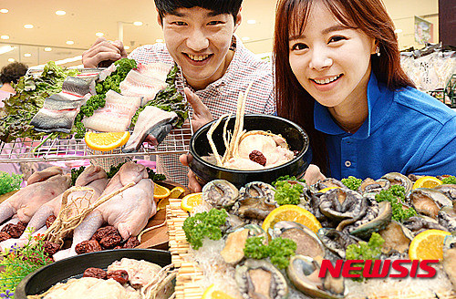 【서울=뉴시스】이종철 기자 =&nbsp; 8일 오전 서울 중구 봉래동 롯데마트 서울역점 축산매장에서 모델들이 초복을 앞두고 닭, 전복, 인삼, 낙지, 장어 등 보양식 상품들을 정상가 대비 최대 30% 가량 저렴하게 선보이고 있다.&nbsp; 2015.07.08&nbsp; jc4321@newsis.com 