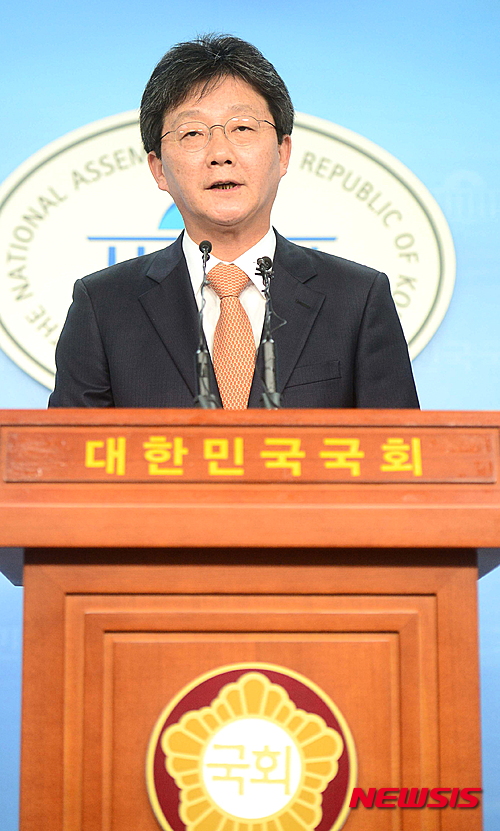 【서울=뉴시스】전진환 기자 = 새누리당 유승민 원내대표가 8일 오후 서울 여의도 국회 정론관에서 사퇴 기자회견을 하고 있다. 2015.07.08.&nbsp; amin2@newsis.com 