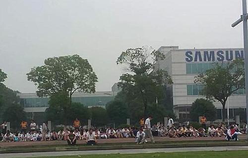 【서울=뉴시스】중국 장쑤(江蘇)성에 있는 보광그룹 계열사 현지 공장이 최근 파산한 가운데 현지 여론이 이 회사를 중국 내 삼성그룹의 최대 파운드리(Foundry·위탁 반도체 제조 사업) 업체로 인지하면서 사태가 확산되고 있다. 8일 중국 중앙TV(CCTV) 방송은 장쑤성 쑤저우(蘇州)에 있는 보광전자기술회사 경영진이 지난달 갑자기 생산 중단을 통보하더니 한국측 책임자가 실종하고, 중국 근로자들이 한국 주재원을 억류하는 등 혼란이 빚어졌다고 뒤늦게 보도했다. 지난달 말 중국 근로자들이 공장 내에서 항의하는 모습. (사진출처: 중국 차이신왕) 2015.07.08