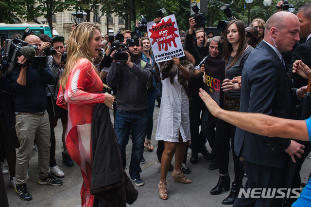  【파리=뉴시스】 2015년 프랑스 파리에서 동물보호단체 활동가들이 카를 라거펠트의 모피 의상에 반대하며 명품 브랜드 펜디 패션쇼장 앞에서 시위를 벌이고 있다. 2019.02.20 