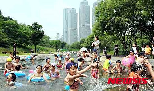 【서울=뉴시스】장남수 인턴기자 = 강남구는 여름방학을 맞이해 11일 서울 강남구 양재천에서 어린이들의 무더위를 식혀줄 '양재천 물놀이장'을 개장한다. 2015.07.09. (사진=강남구청 제공)&nbsp; photo@newsis.com