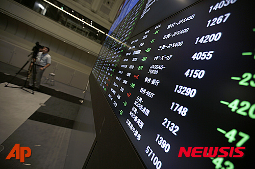 【도쿄=AP/뉴시스】9일 닛케이225지수가 전거래일 대비 117.86(0.60%) 상승한 1만9855.50으로 마감했다. 장 초반 전날 중국증시 하락 영향으로 팔자세로 시작한 도쿄 증시는, 오후 상하이종합주가지수가 6% 상승한 것에 힘입어 동반 상승했다. 2015.07.09.