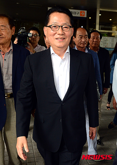 【서울=뉴시스】조성봉 기자 = '저축은행 뇌물수수' 혐의로 항소심에서 징역 1년에 집행유예 2년을 선고받은 새정치민주연합 박지원 의원이 9일 오후 서울 서초구 서울고등법원에서 차량으로 이동하고 있다. 2015.07.09. suncho21@newsis.com