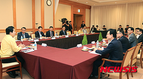 【제주=뉴시스】 고동명 기자= 9일 오후 원희룡 제주도지사가 제주시 라마다 호텔에서 메르스 위기 대응과 관련, 도내 관광호텔 관계자들과 간담회를 열고 있다.2015.07.09.(사진= 제주도청 제공)&nbsp;&nbsp; photo@newsis.com