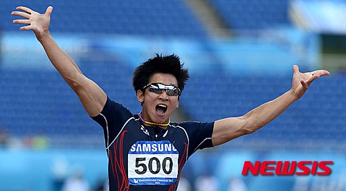 【광주=뉴시스】김진아 기자 = 9일 오후 광주 서구 광주 유니버시아드 주경기장(광주월드컵경기장)에서 열린 2015 광주하계유니버시아드 육상 남자 100m 준결승에 출전한 김국영이 한국 신기록인 10.16초로 통과 결승에 진출하자 기뻐하고 있다. 2015.07.09.&nbsp; bluesoda@newsis.com 